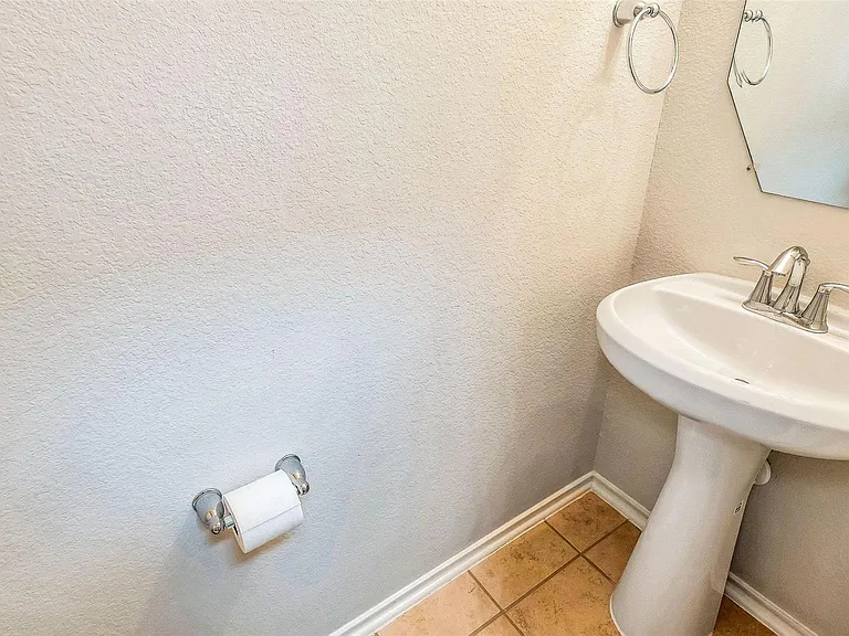 6475 Calgary Woods Ln — Photo 10