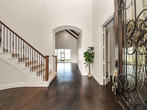 4th image of 9814 Carver Dr