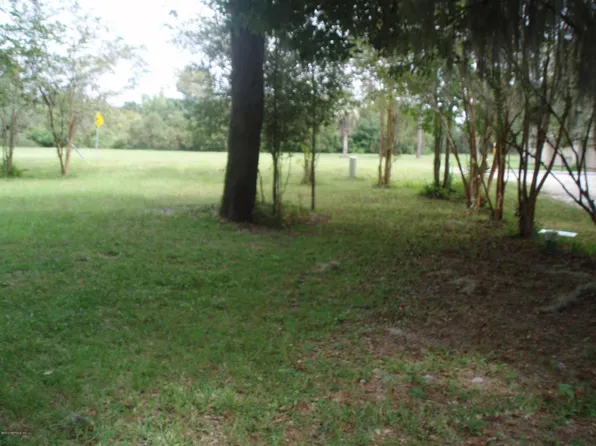 210 South St, Welaka, FL 32193