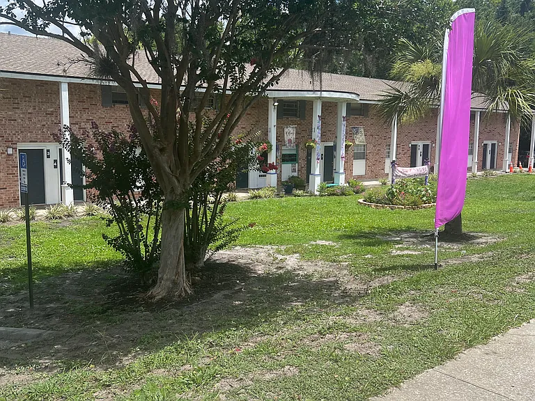 Lake Park Colonial Apartments — Photo 8