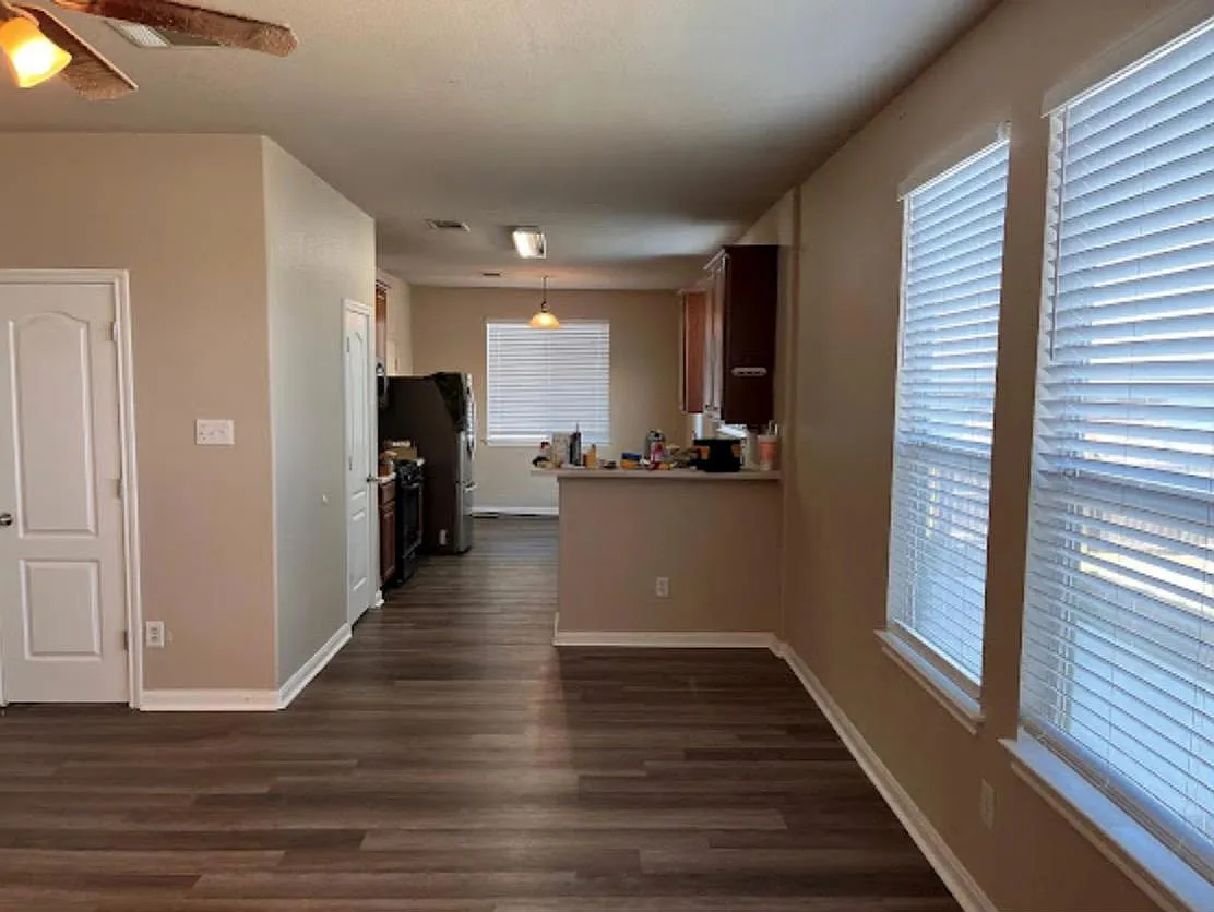 4 bed, 2.5 bath, 2277 sqft, $2,100 — Photo 2