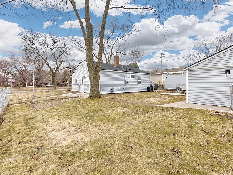 24761 Outer Dr — Photo 30