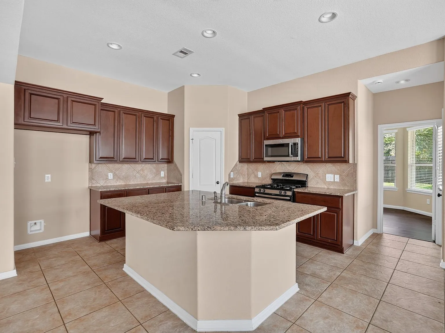 3 bed, 2.0 bath, 1624 sqft, $2,550 — Photo 1