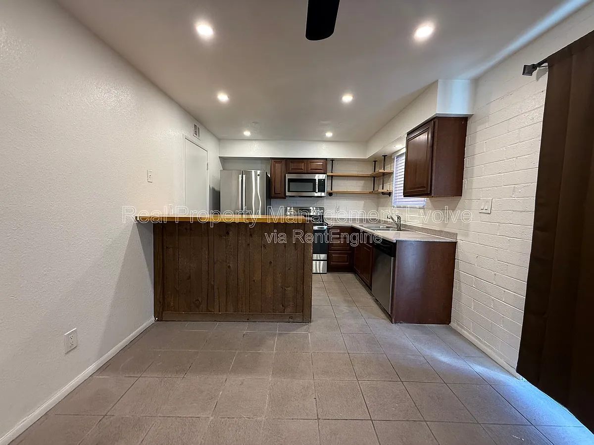 Building Photo - 6565 N 19th Ave #19