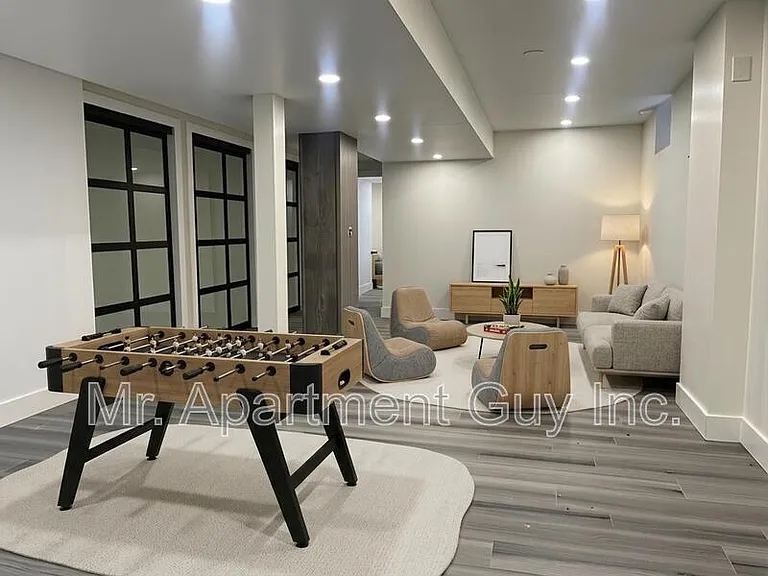 6687 Bansbridge Cres — Photo 8
