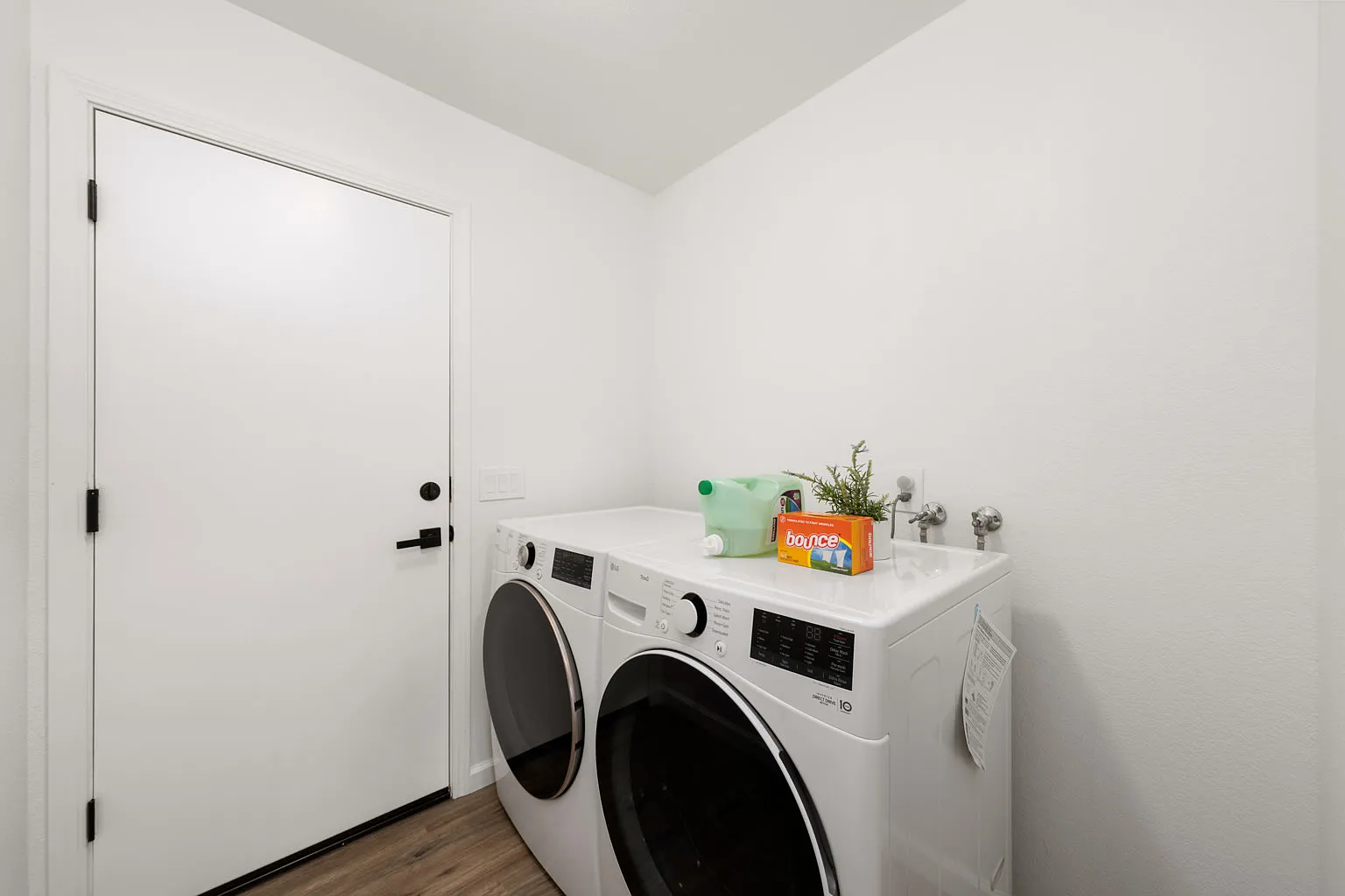 3 bed, 1588 sqft, $7,850 — Photo 3