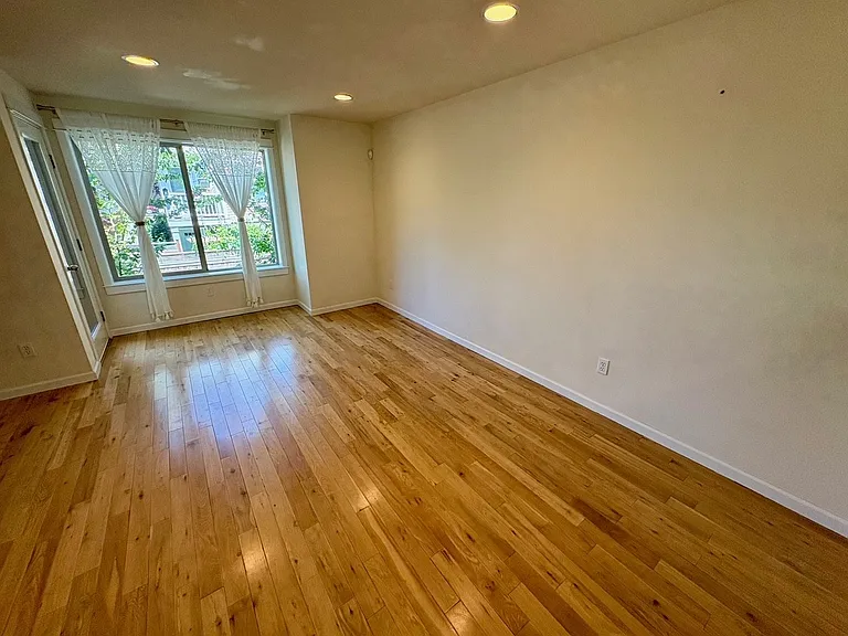 1122 N 92nd St #B — Photo 3