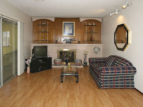 4th image of 1676 Honeysuckle Dr
