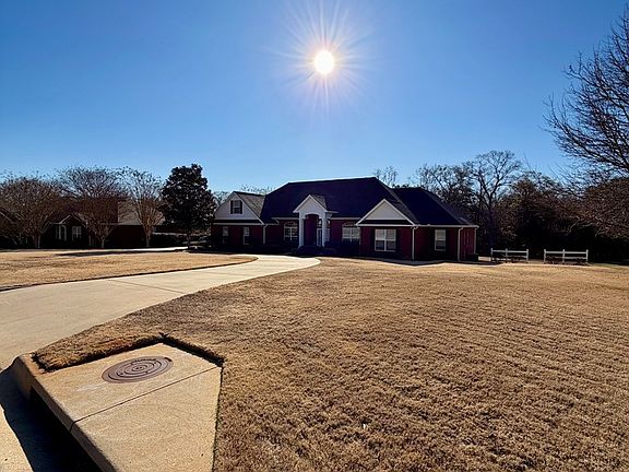 3rd image of 212 Shady Grove Ln