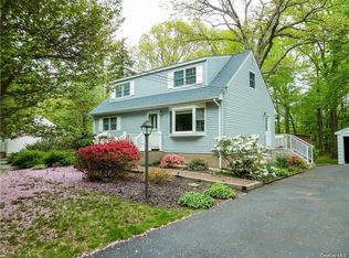 12 Bell Ln, Chestnut Ridge, NY 10977