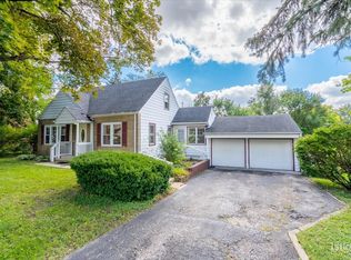 17W331 Halsey Rd, Oakbrook Terrace, IL 60181