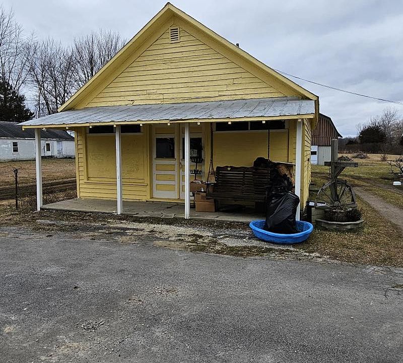 2nd image of 1806 S Hurds Corner Rd