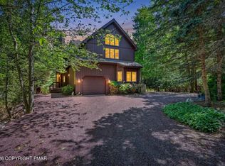 6102 Lakeview Dr, Pocono Pines, PA 18350