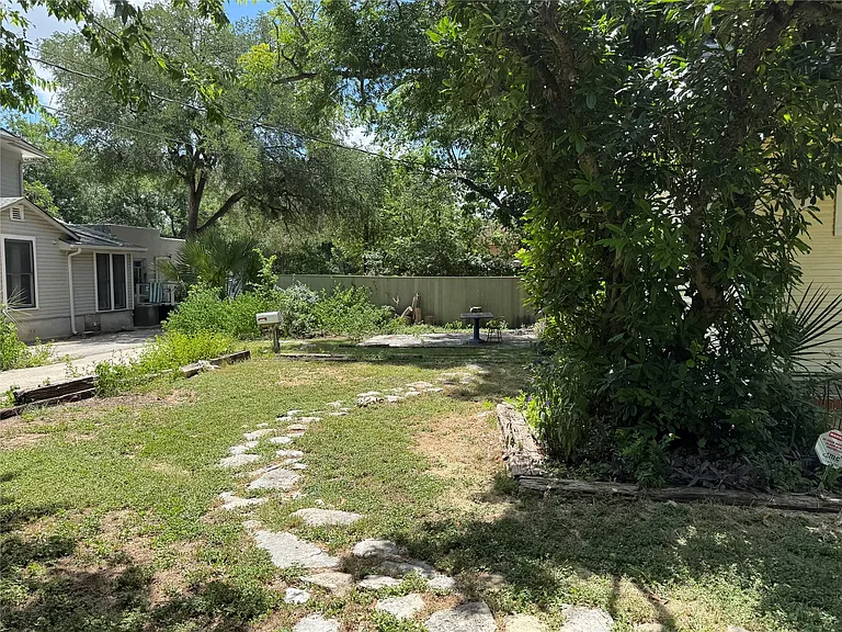 601 W San Antonio St — Photo 5