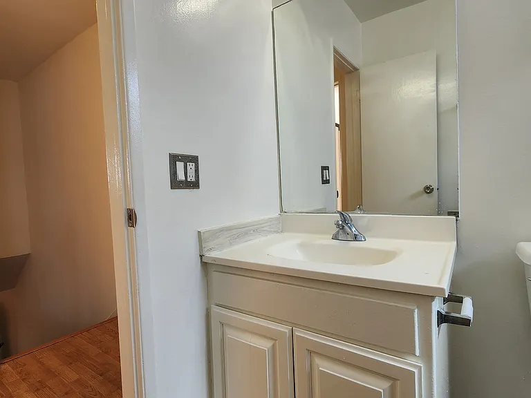 1141 Irving Ave #3 — Photo 26