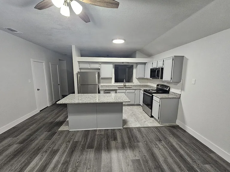 919 Crestwood Dr — Photo 26