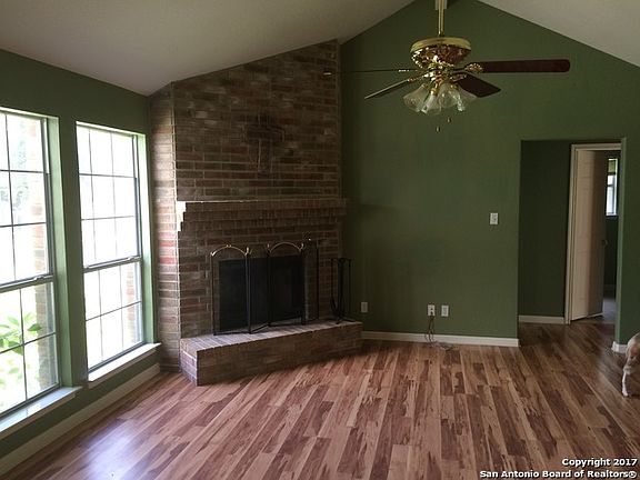 5th image of 224 Oak Hollow Dr