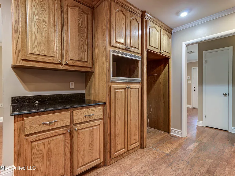 2323 Middlecoff Dr — Photo 13