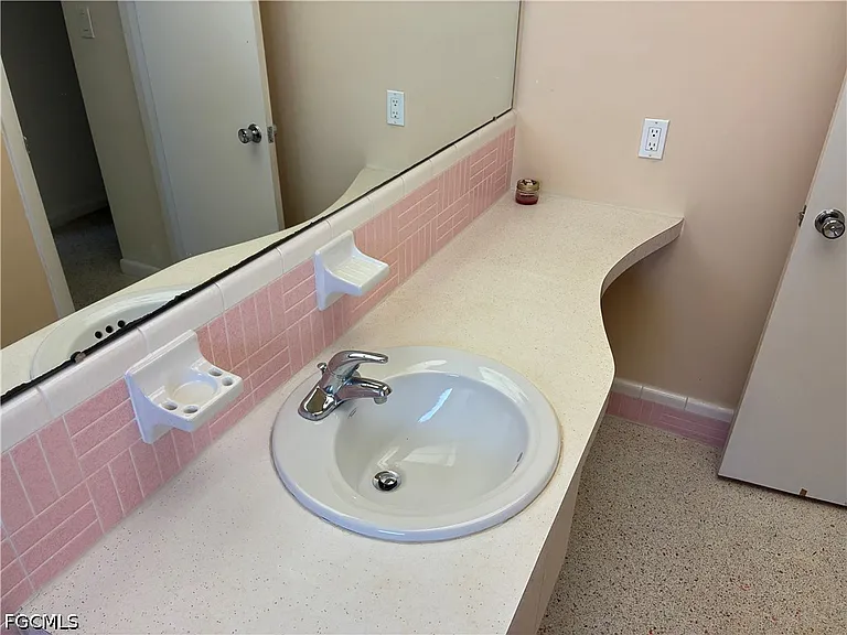 3709 SE 17th Pl — Photo 9