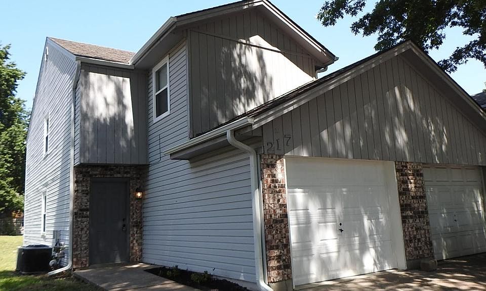 1st image of 217 NE Cedar Ct