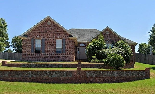 1st image of 300 NW Saddlebrook Dr