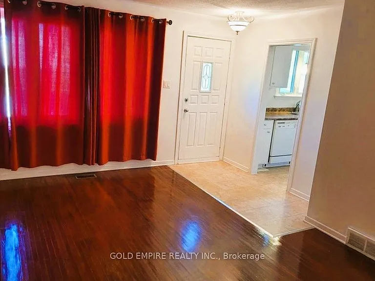 107 Harding Cres — Photo 3