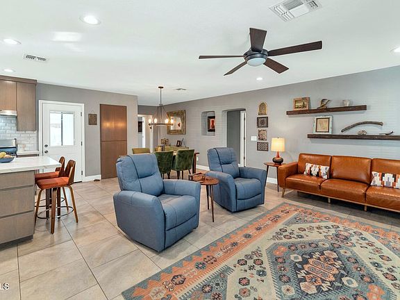 5th image of 915 W GLENROSA Avenue