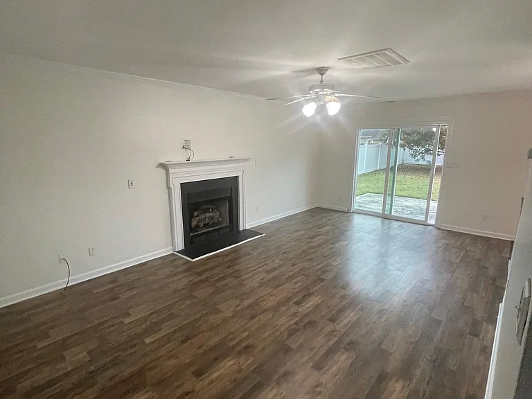 180 Bennington Dr — Photo 3