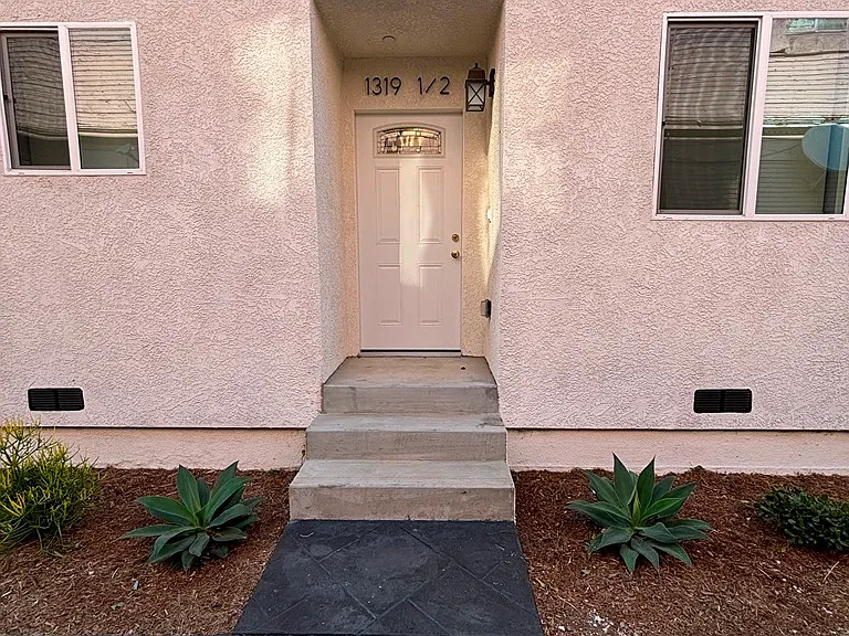 1319 1/2 S Westmoreland Ave — Photo 2
