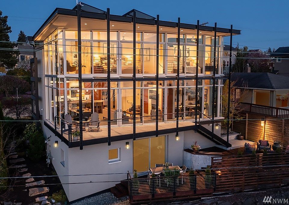 2 stories of glass with 7 sliders wrap this breathtaking view home designed by Swiss-American architect Daniel Stettler.