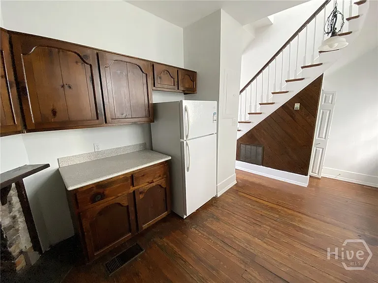 506 E York St — Photo 8