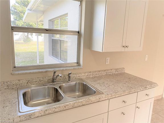 5th image of 306 Schoolside Dr