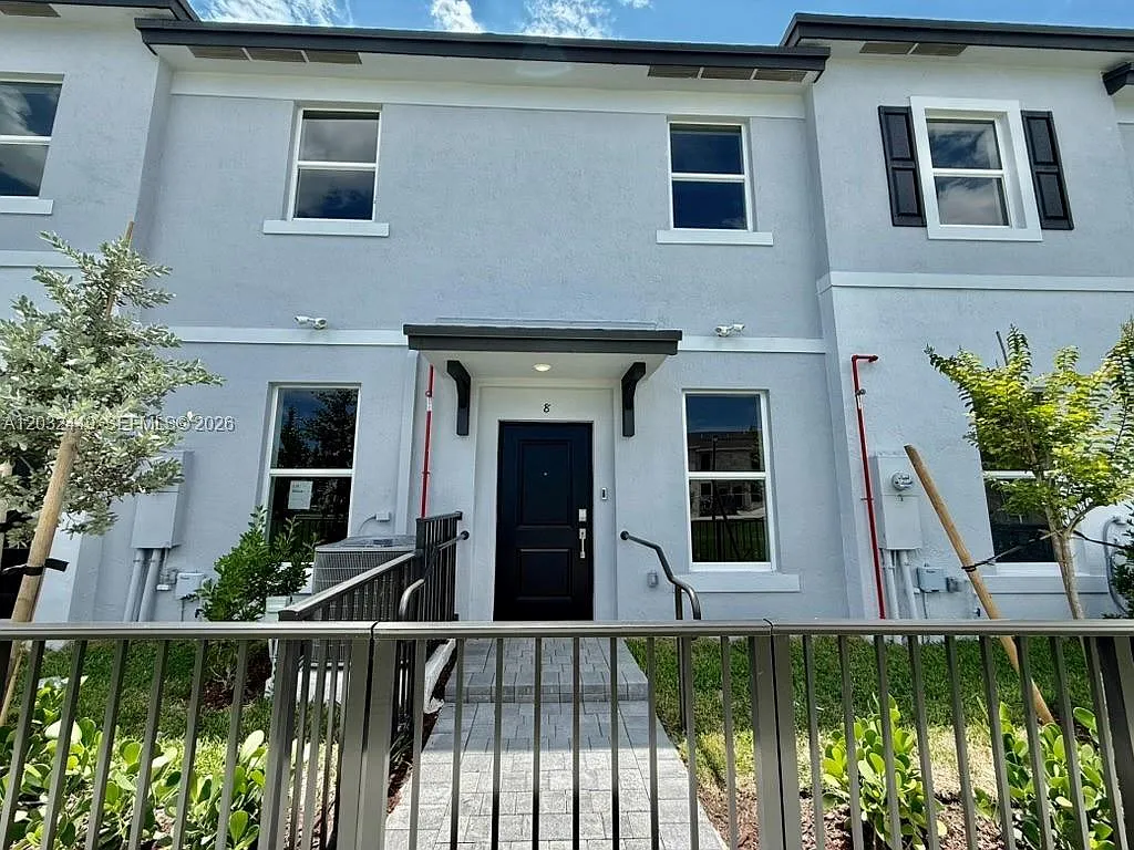 3 bed, 3.0 bath, 1323 sqft, $2,499 — Photo 1