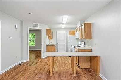 4th image of 131 Nevada Ave #302
