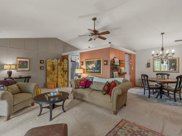 4242 S Ridgewood LANE #4242, Greenfield, WI 53221