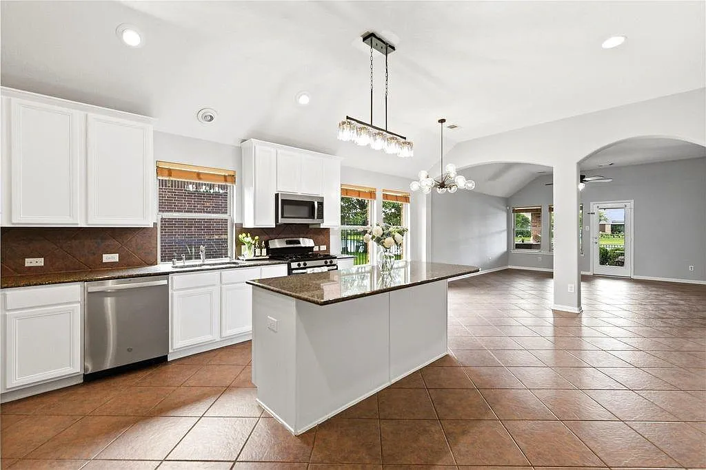 3 bed, 2.0 bath, 1997 sqft, $2,400 — Photo 3