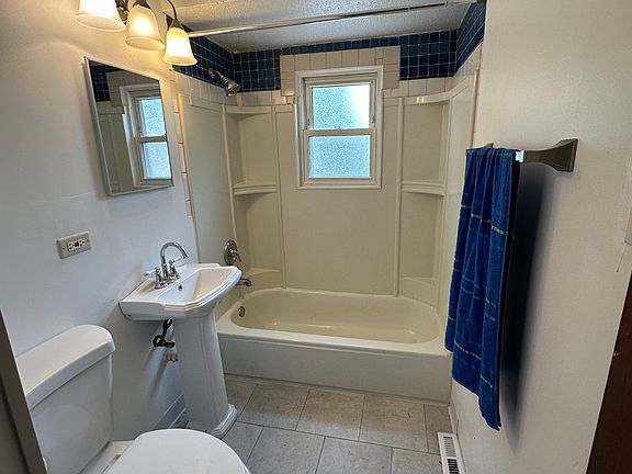 4th image of 16725 Crane Ave