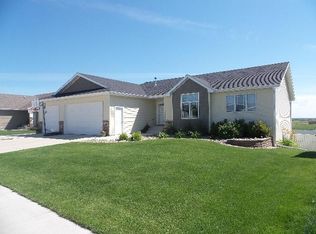 5205 Fountainblue Dr, Bismarck, ND 58503