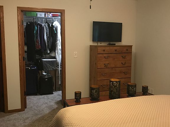 Master bed walkin closet