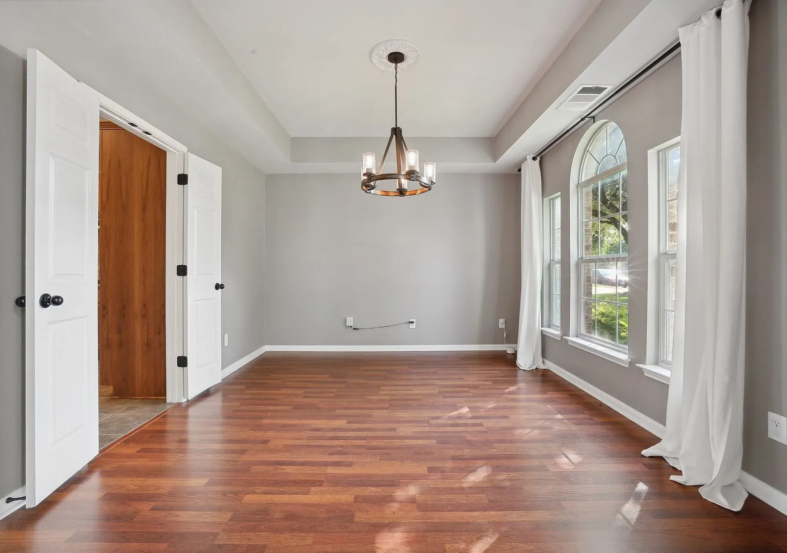Private Greenbelt Retreat in Forest Creek Golf Club Community — Photo 4