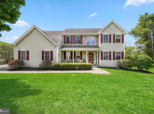 27 Twin Creeks Dr, Thornton, PA 19373