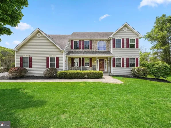 27 Twin Creeks Dr, Thornton, PA 19373