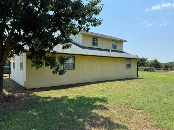 2318 E 2070th Rd, Hugo, OK 74743