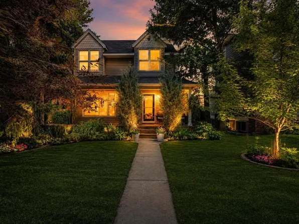 1141 W Regent Cres NE, Calgary, AB T2E 5J6