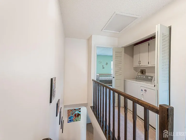 220 Hampshire Ct — Photo 8