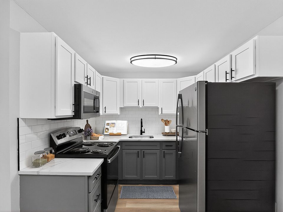 Elevate your lifestyle at Eagle Rock Apartments at West Hartford. This stunning kitchen boasts modern appliances, sleek cabinetry, and a bright, inviting atmosphere. Make this space your own and enjoy unparalleled comfort. Schedule your tour today!
