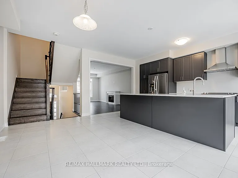 91 Elkington Cres — Photo 8