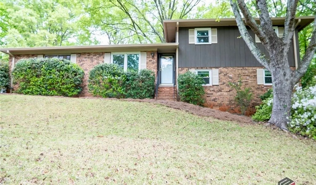 4 bed, 2200 sqft, $750 — Photo 1