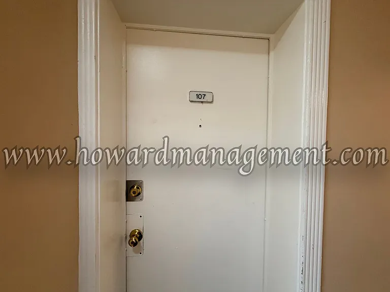 Wilshire Mediterranean Apartments — Photo 33