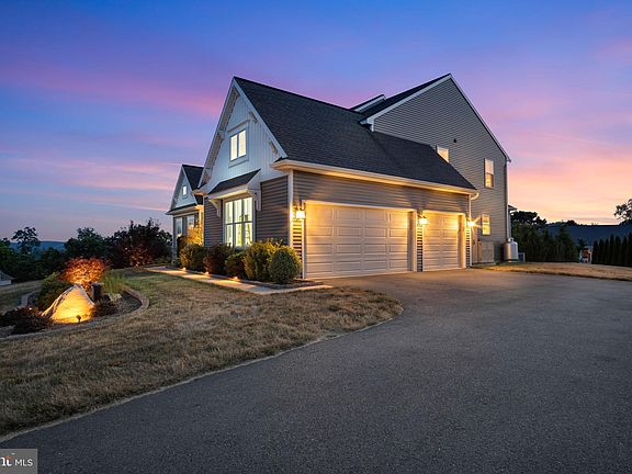 4th image of 42 Chateau Cir